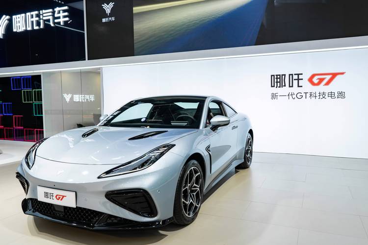 深圳238哪吒汽车在智能汽车领域的表现，领途汽车在新能源汽车市场中的影响力